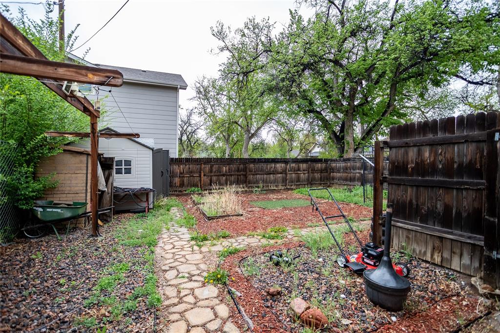 Image 22 of 25: Yard