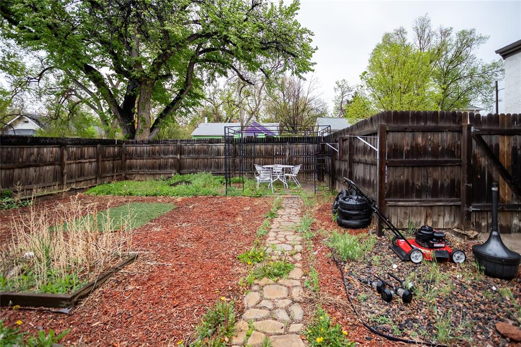 Image 23 of 25: Yard
