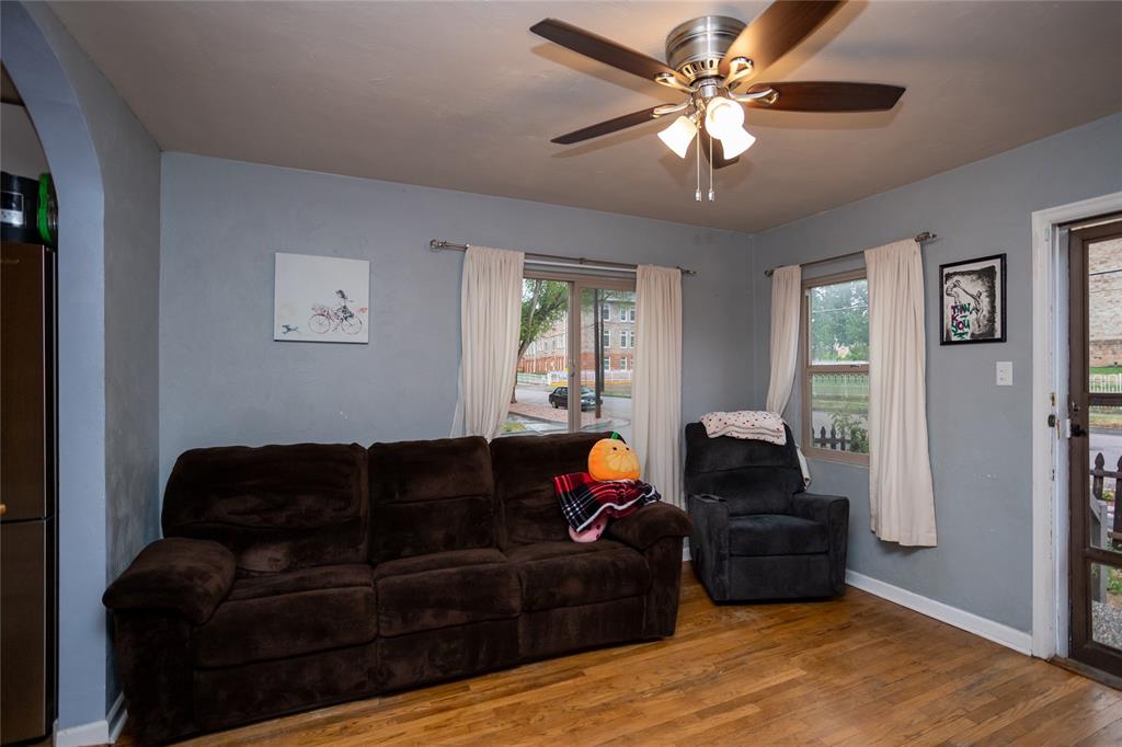 Image 4 of 25: Living Room