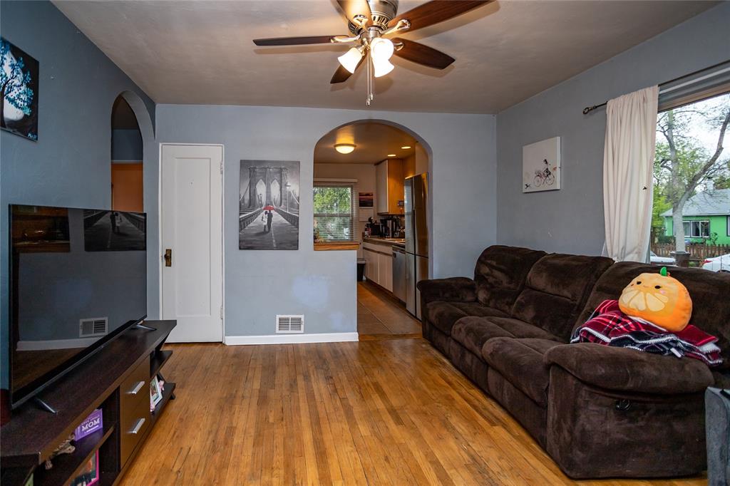 Image 5 of 25: Living Room