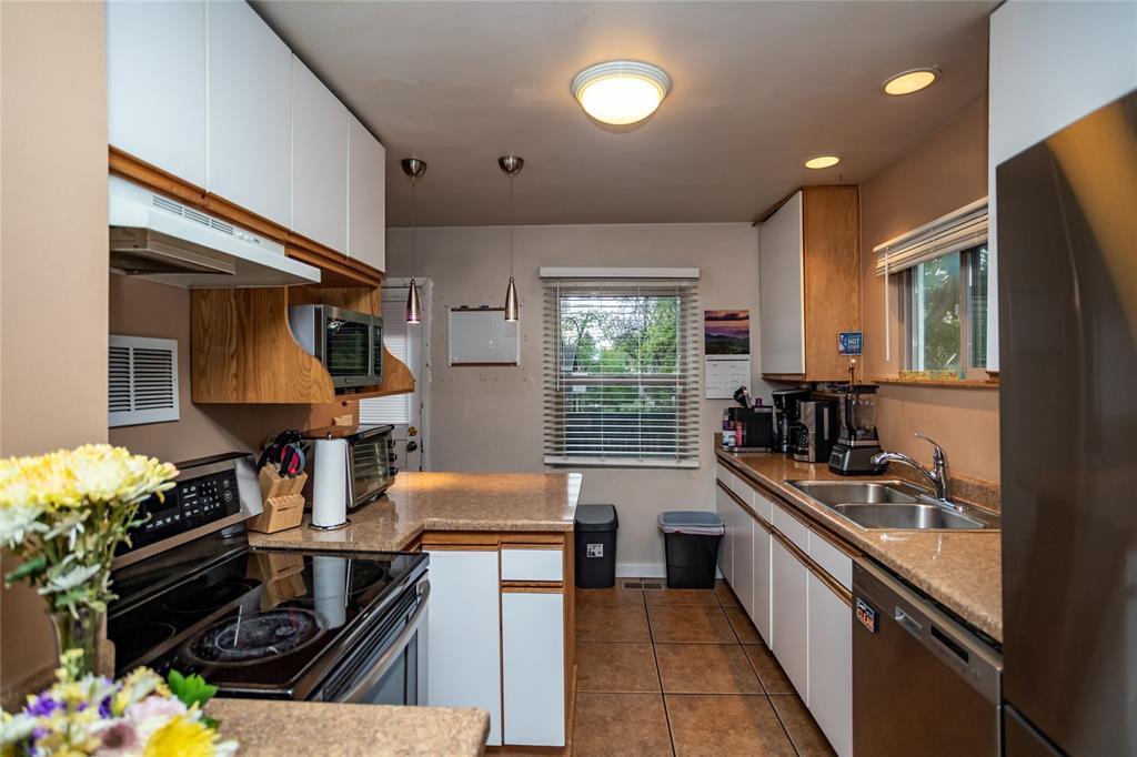 Image 6 of 25: Kitchen