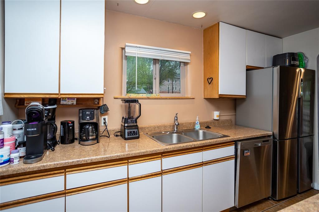 Image 7 of 25: Kitchen