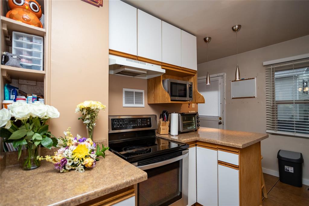 Image 8 of 25: Kitchen