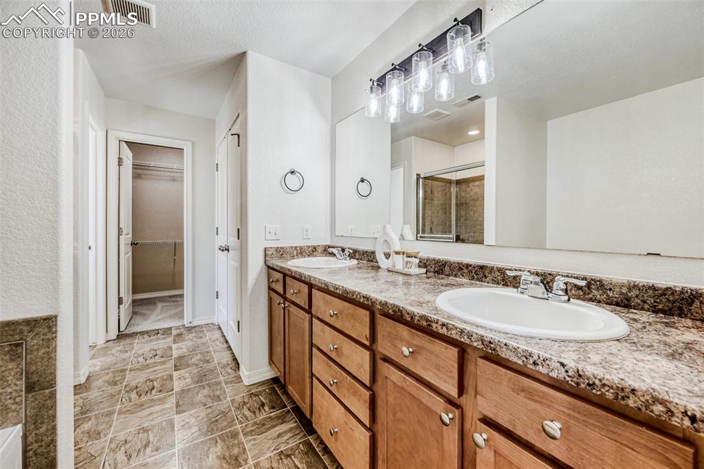 Image 16 of 26: Bathroom