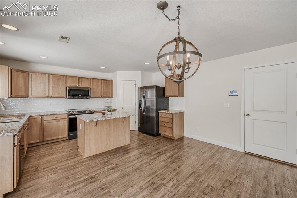 Image 9 of 26: Kitchen