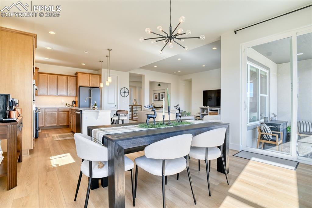 Image 16 of 49: Dining Area