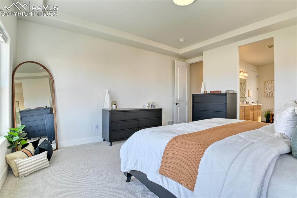 Image 19 of 49: Bedroom