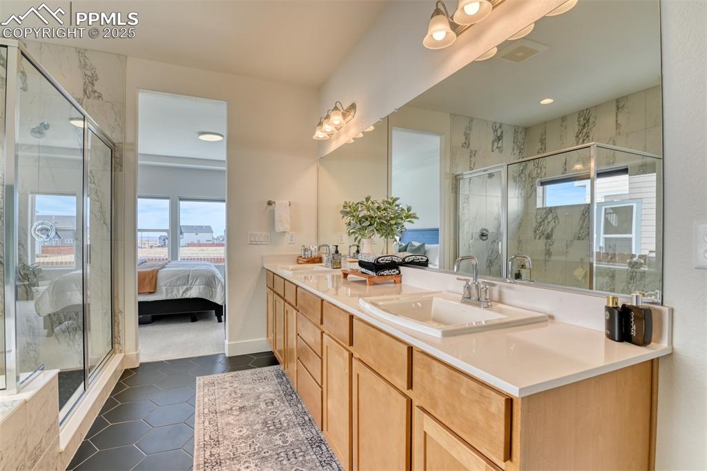 Image 21 of 49: Bathroom