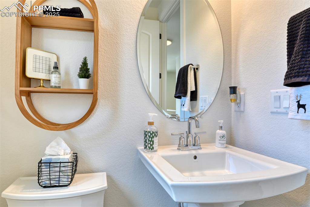 Image 29 of 49: Bathroom