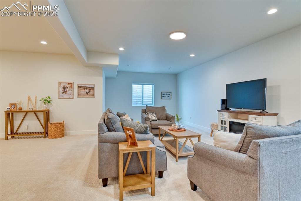 Image 33 of 49: Living Room