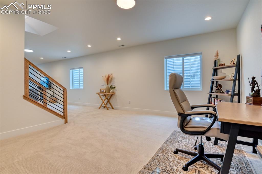 Image 37 of 49: Office