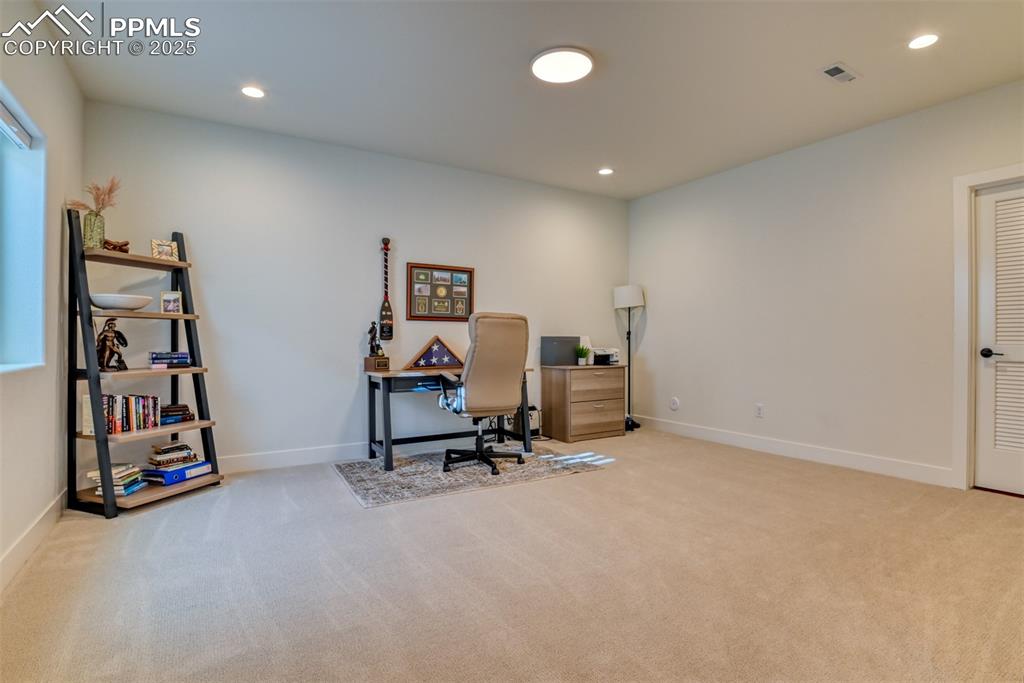 Image 38 of 49: Office