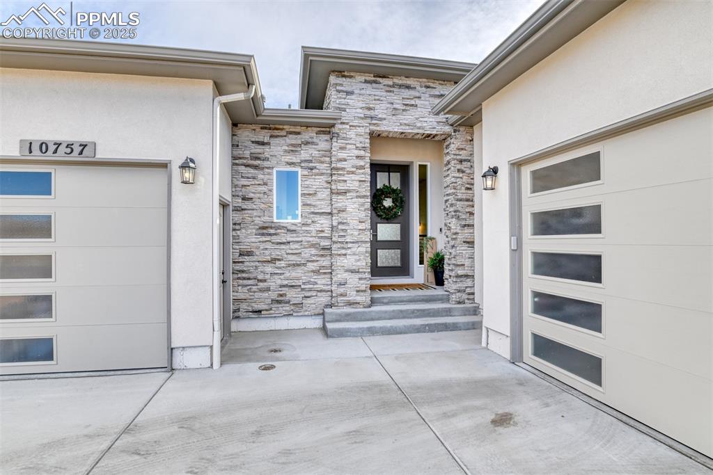 Image 4 of 49: Entry