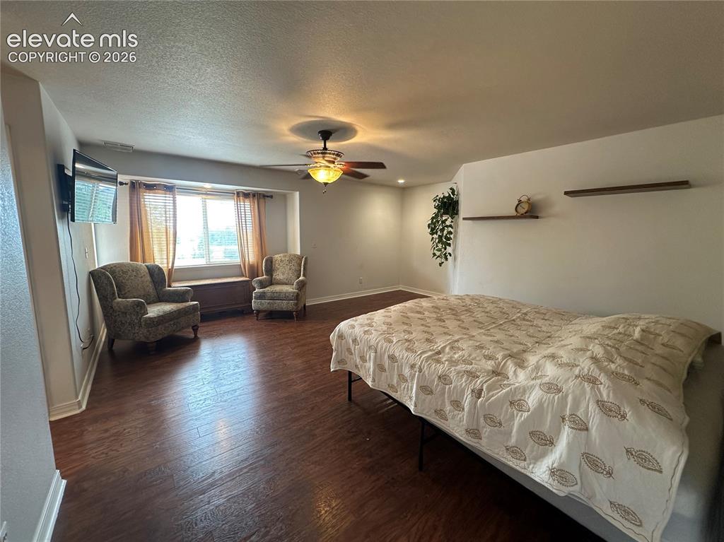 Image 18 of 33: Bedroom