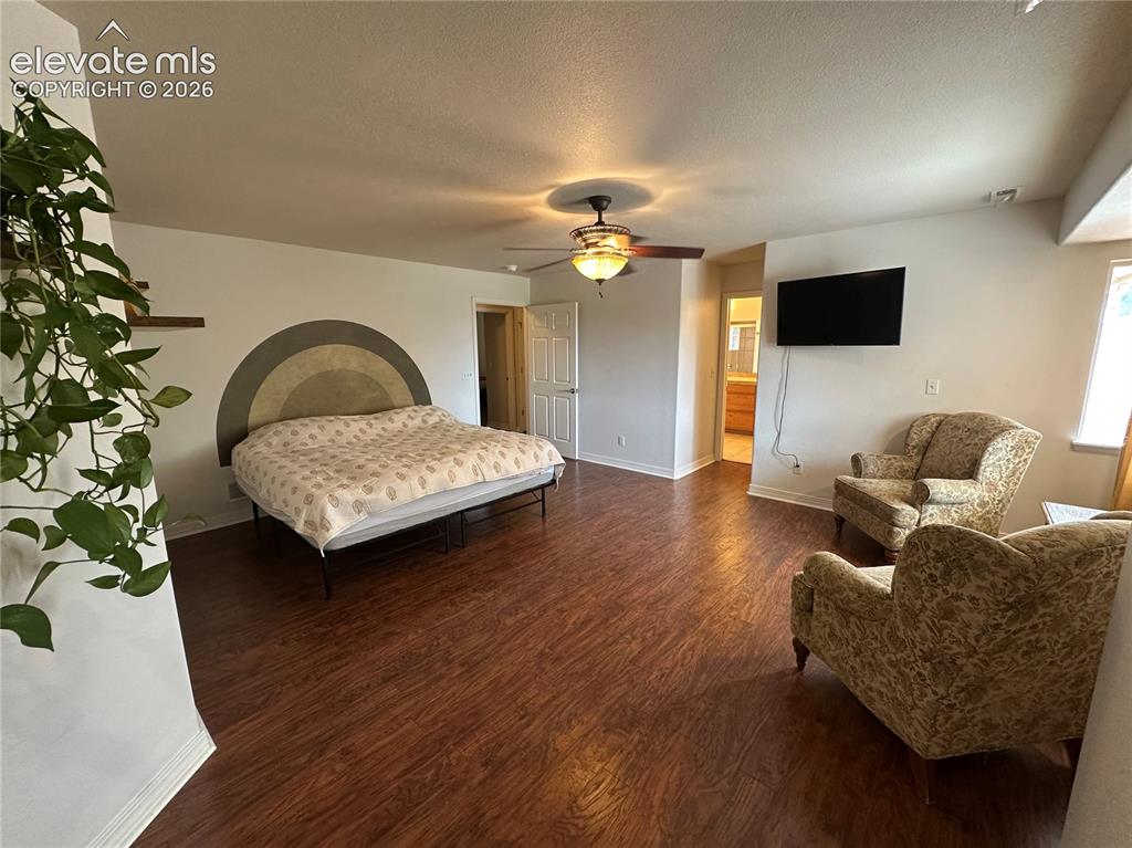 Image 19 of 33: Bedroom