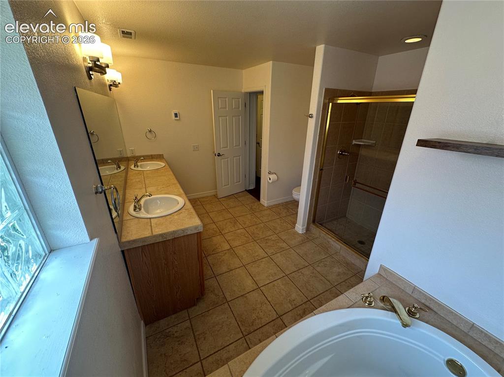 Image 20 of 33: Bathroom