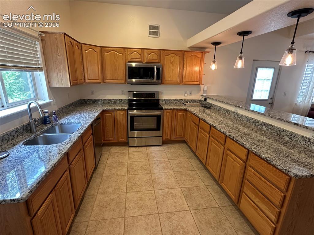 Image 9 of 33: Kitchen