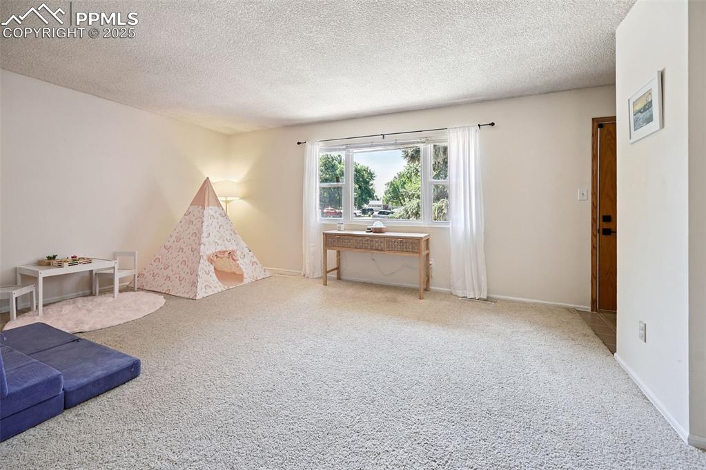 Image 6 of 31: Living Room