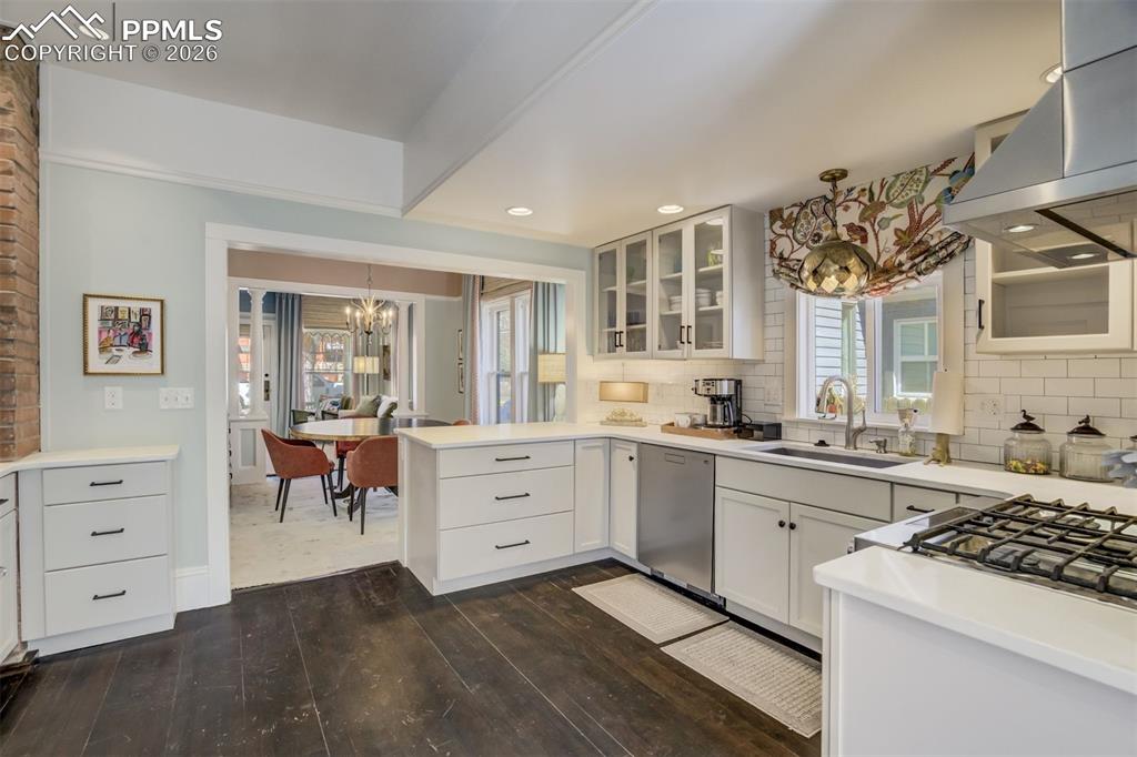 Image 10 of 39: Kitchen