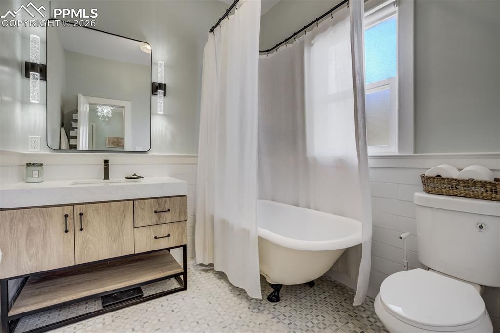 Image 20 of 39: Bathroom