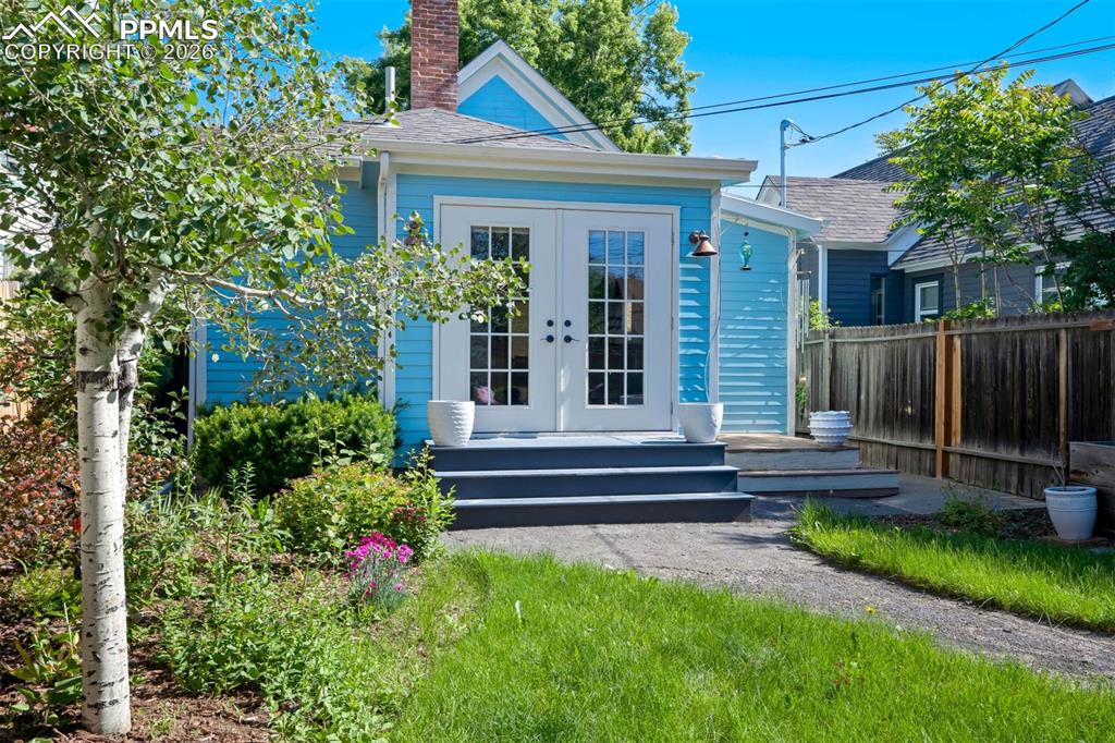 Image 28 of 39: Back of Structure