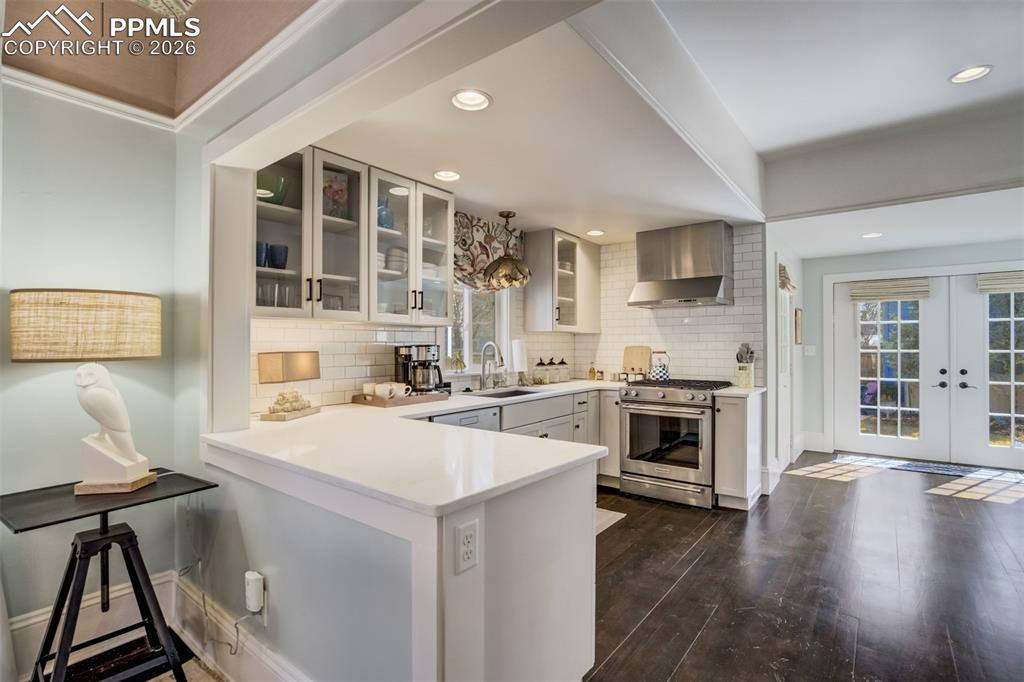 Image 9 of 39: Kitchen