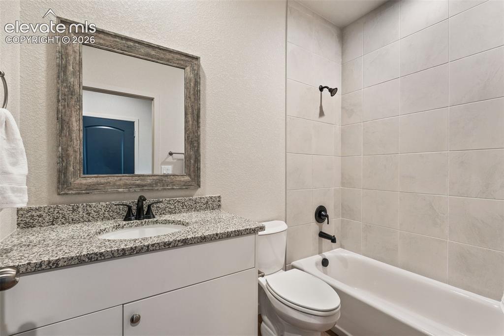 Image 23 of 47: Bathroom