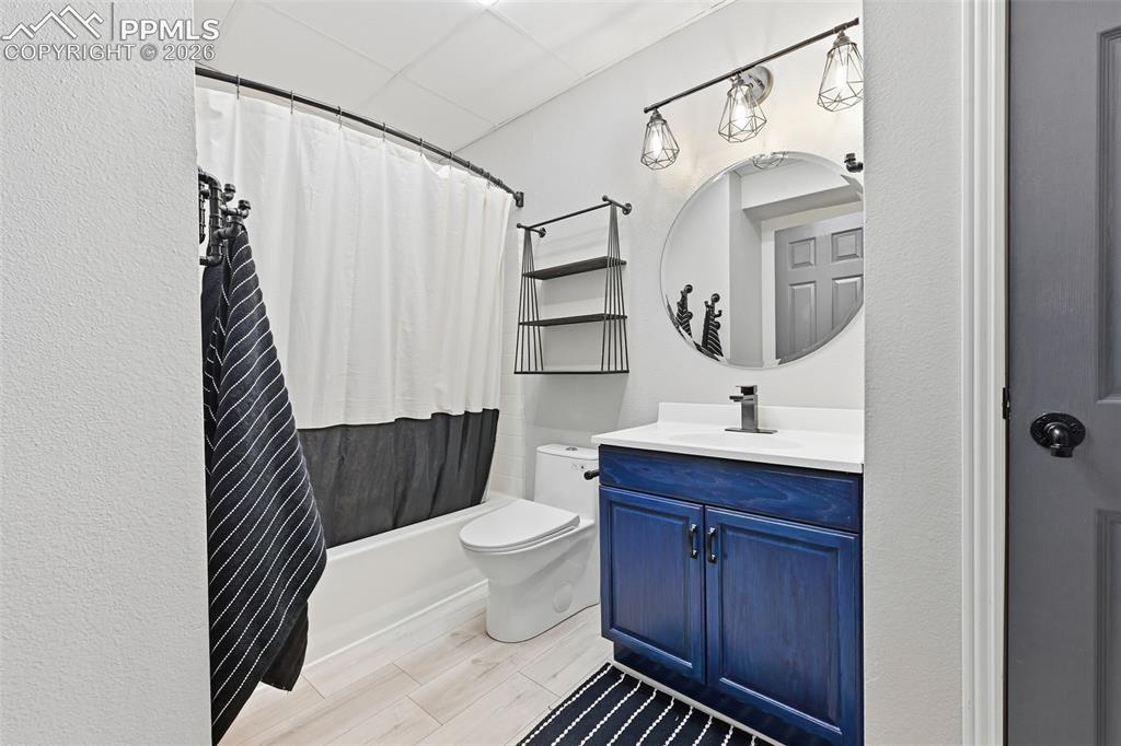 Image 22 of 47: Bathroom