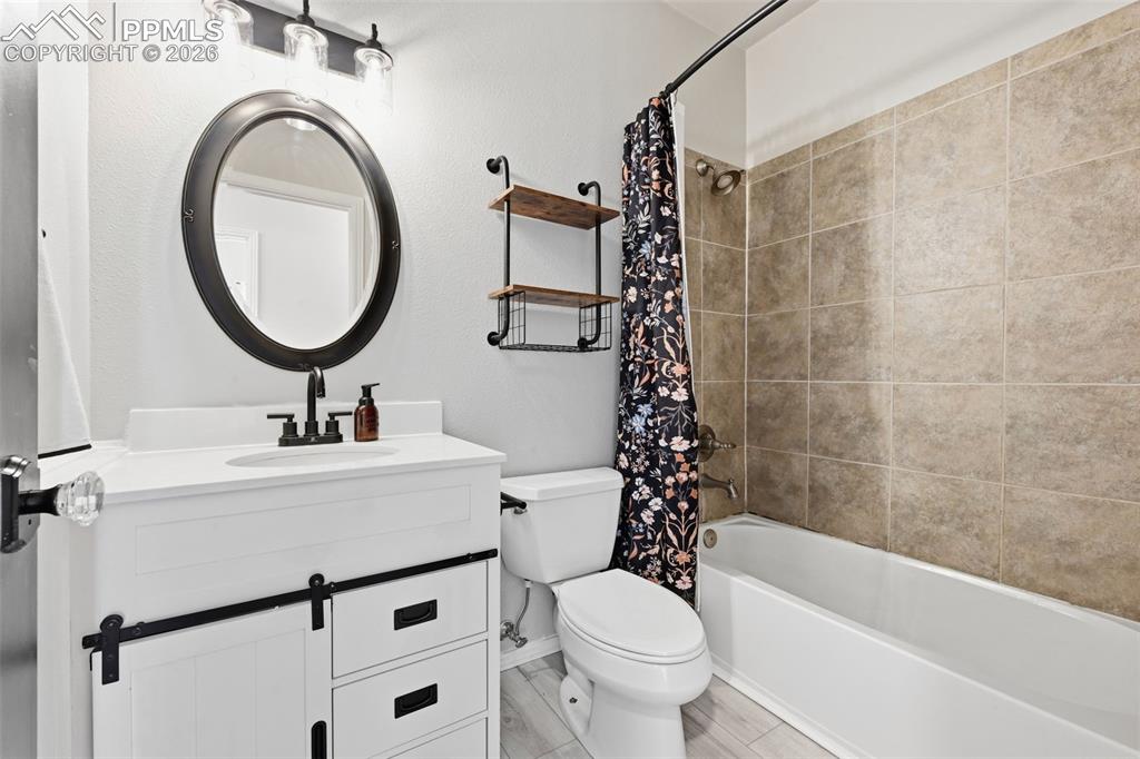 Image 30 of 47: Bathroom