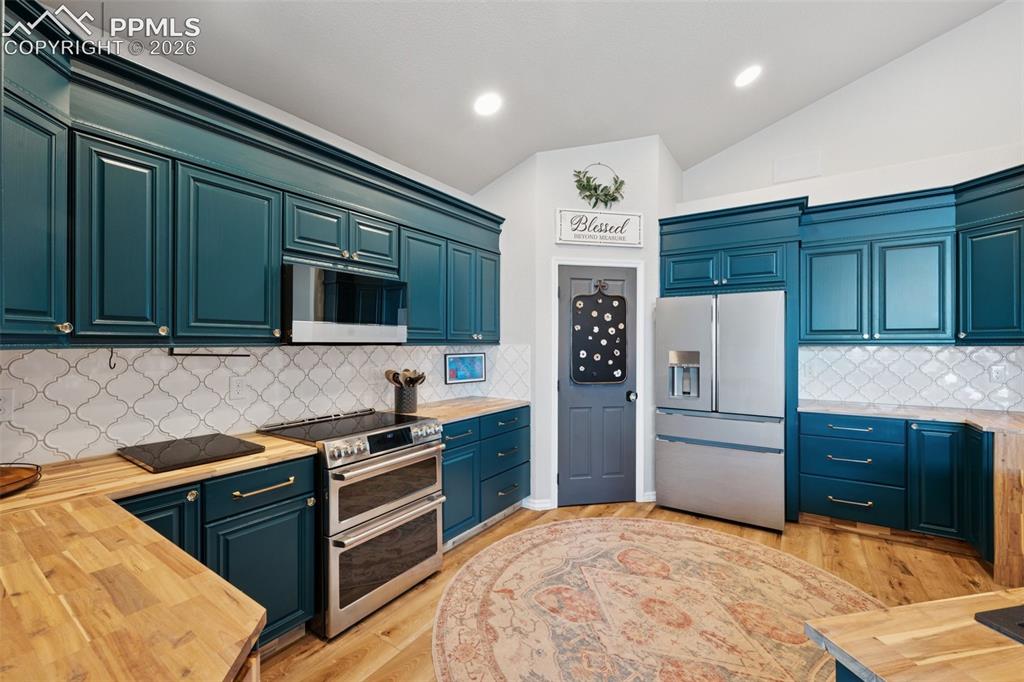 Image 8 of 47: Kitchen