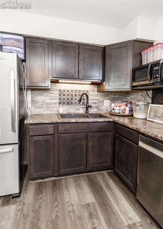 Image 10 of 50: Kitchen