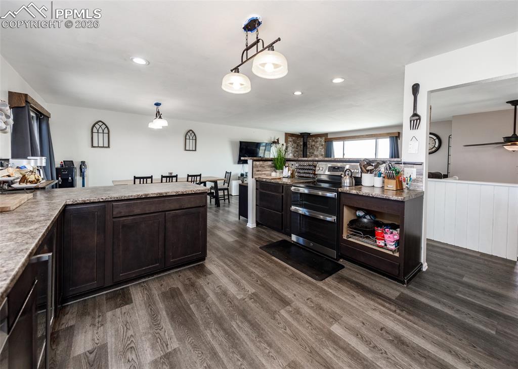 Image 11 of 50: Kitchen