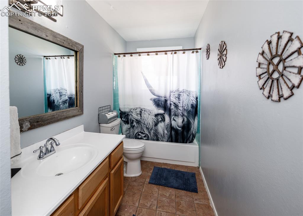 Image 13 of 50: Bathroom