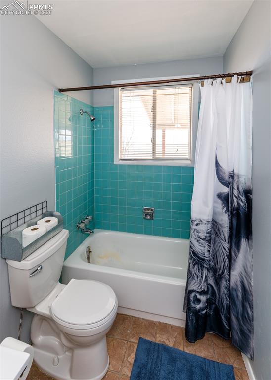 Image 14 of 50: Bathroom