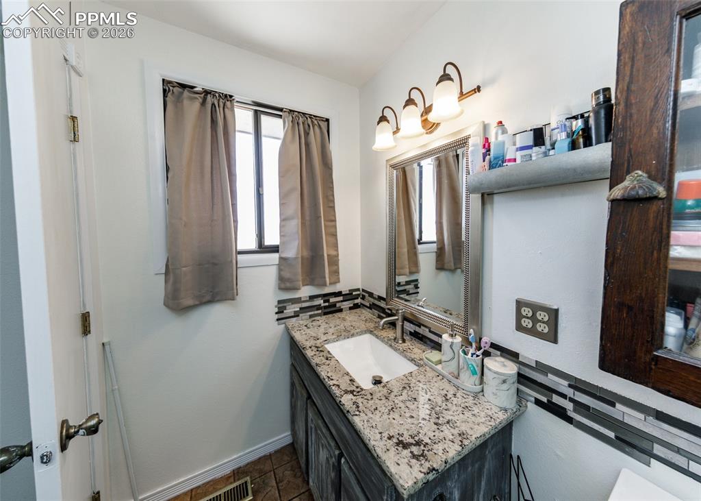 Image 20 of 50: Bathroom