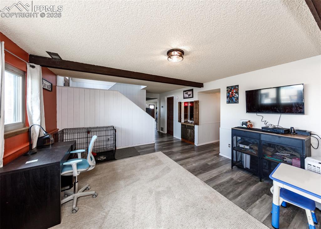 Image 22 of 50: Office