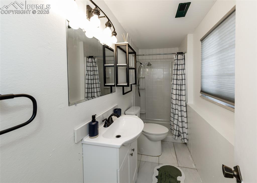 Image 27 of 50: Bathroom