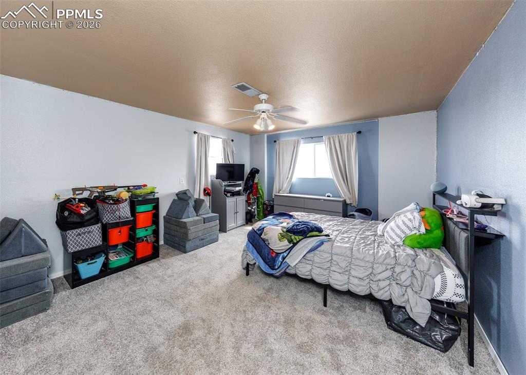 Image 29 of 50: Bedroom