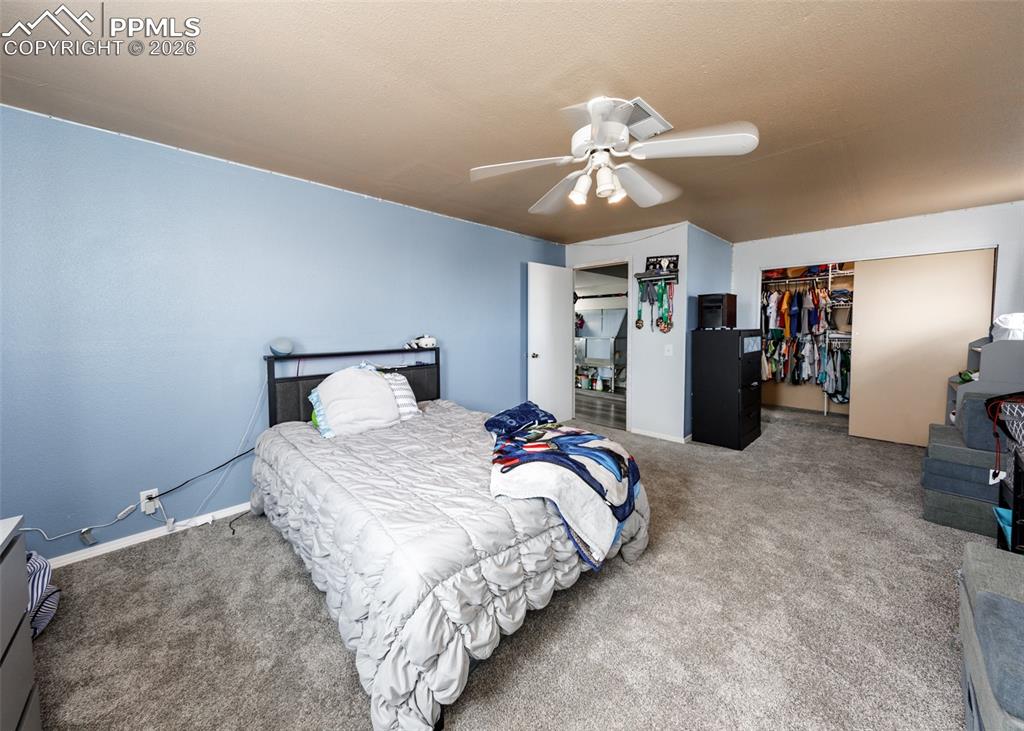 Image 30 of 50: Bedroom