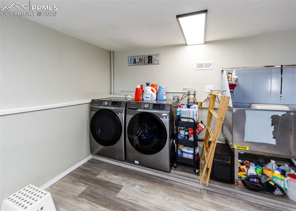 Image 32 of 50: Laundry