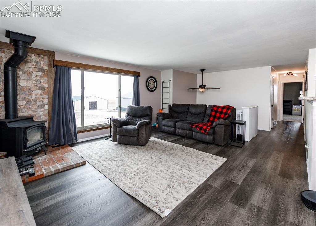 Image 4 of 50: Living Room