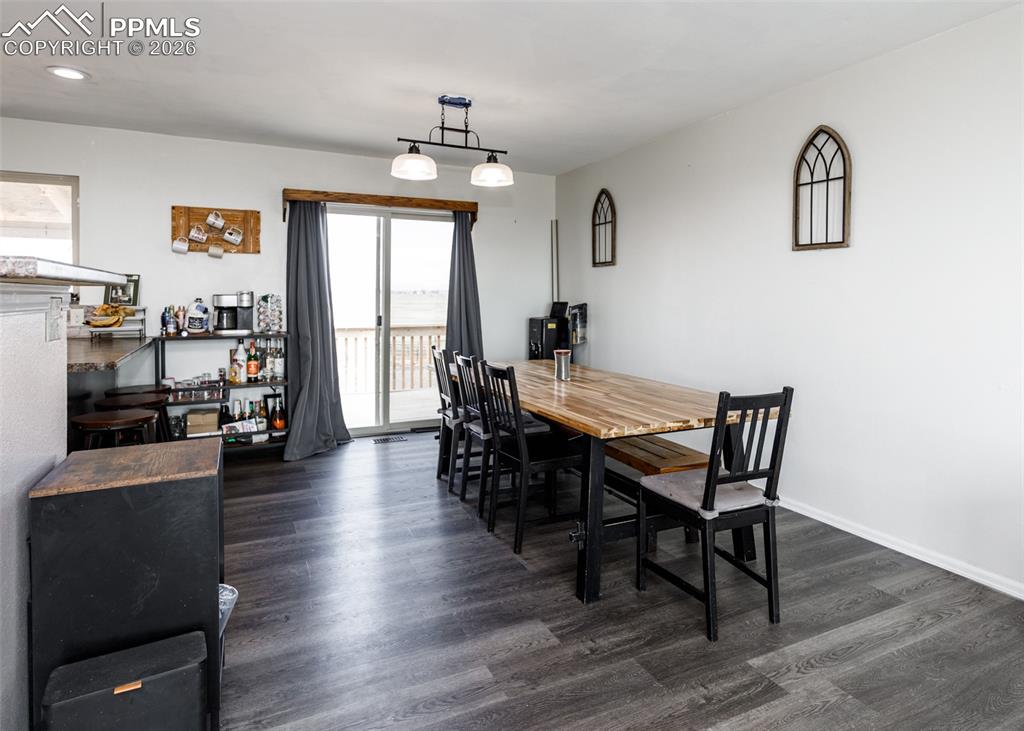 Image 5 of 50: Dining Area