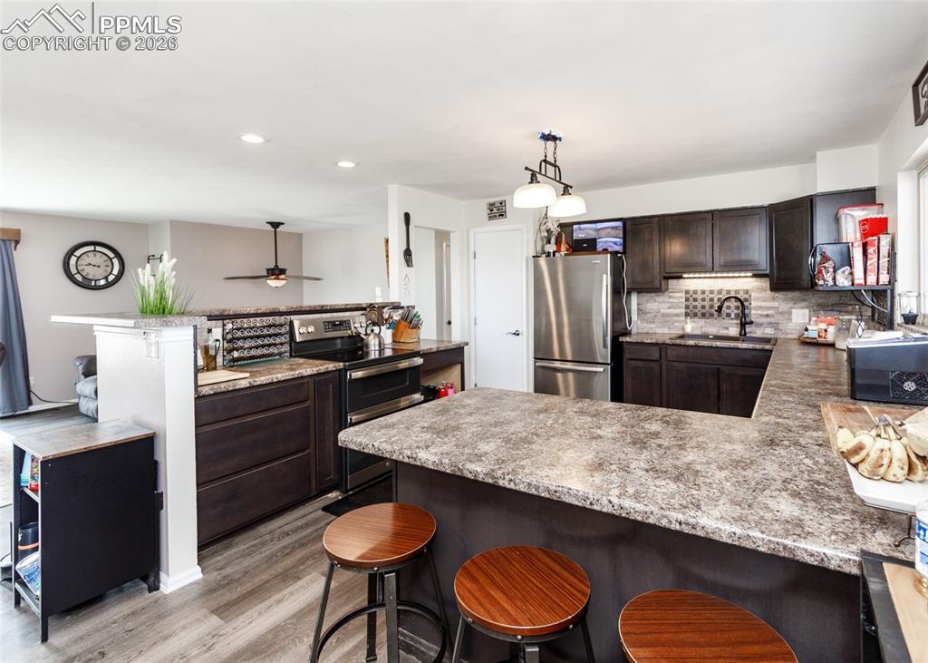 Image 7 of 50: Kitchen