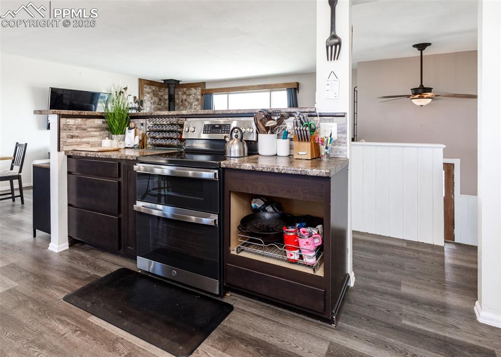 Image 8 of 50: Kitchen