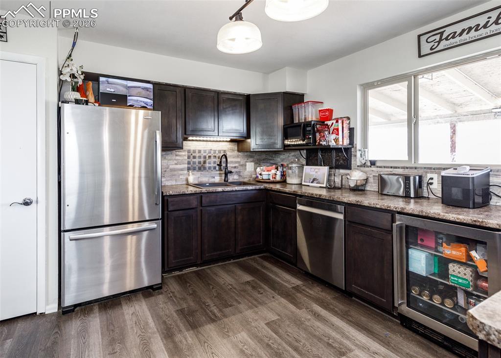 Image 9 of 50: Kitchen