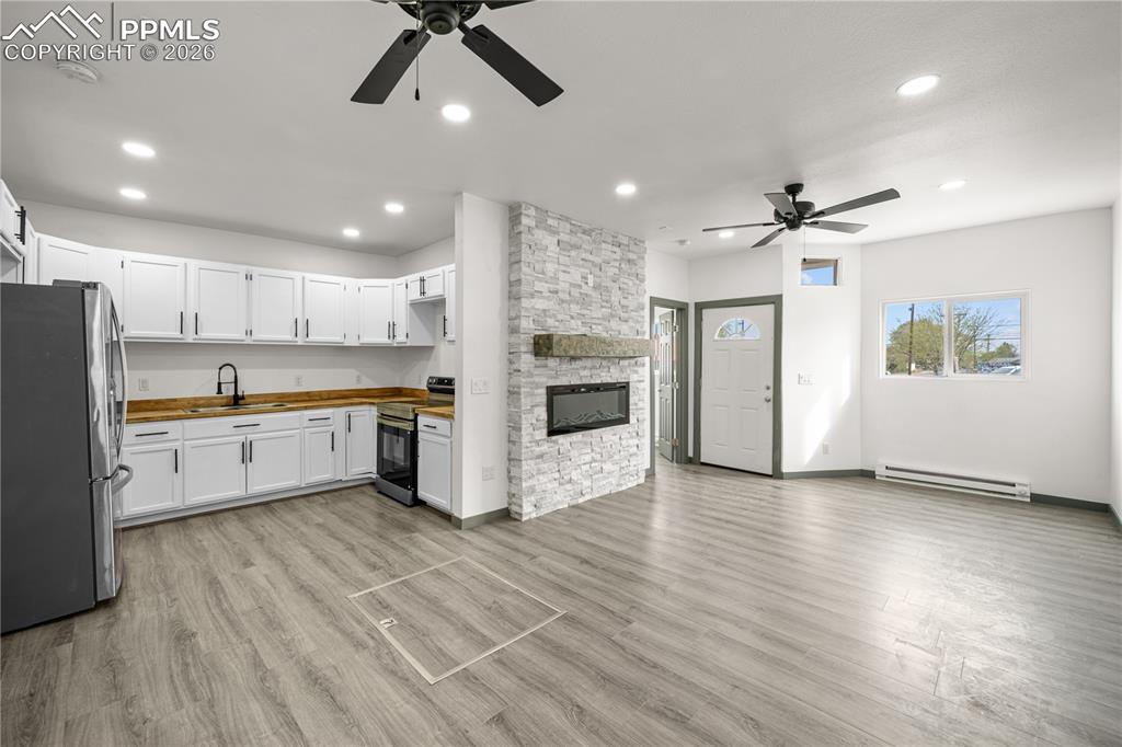 Image 16 of 30: Kitchen