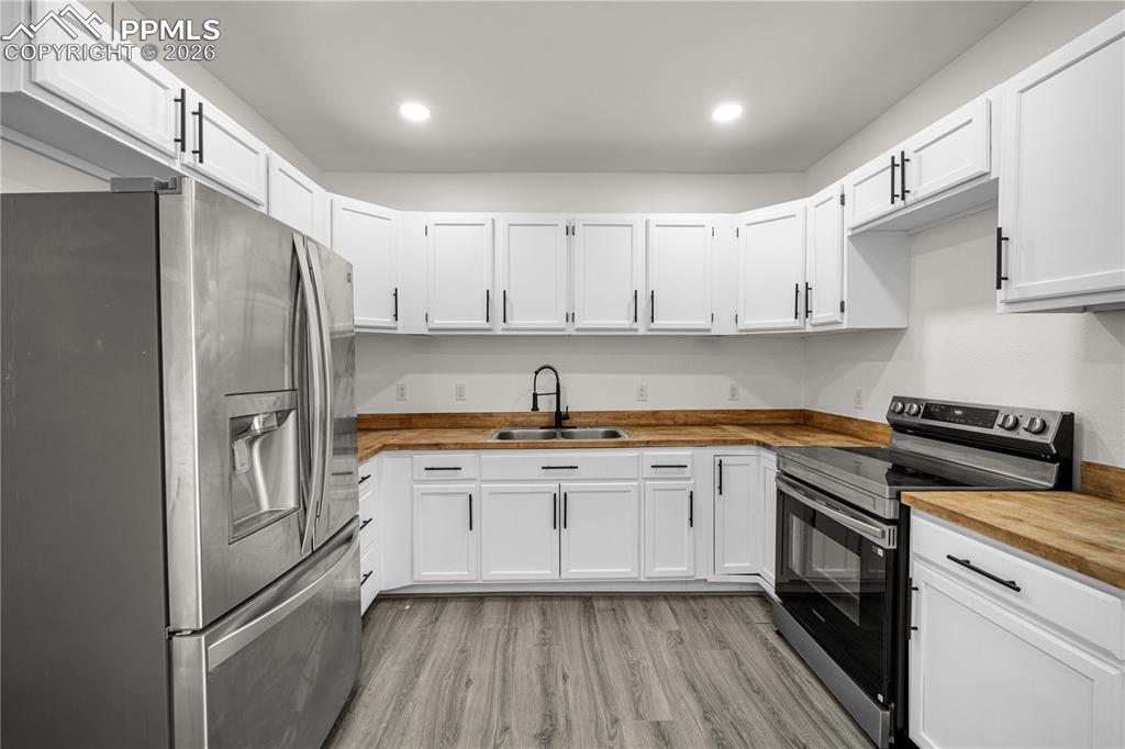 Image 17 of 30: Kitchen