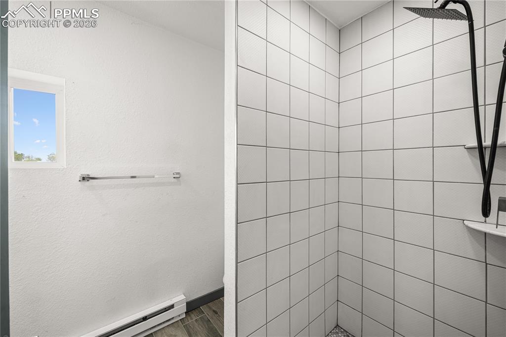 Image 25 of 30: Bathroom