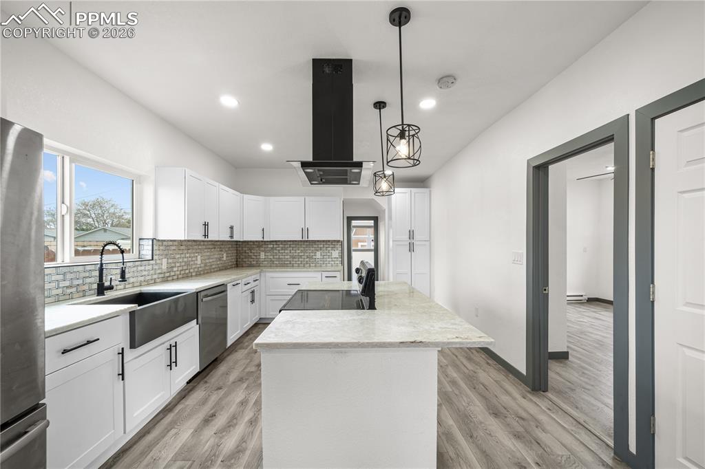 Image 4 of 30: Kitchen