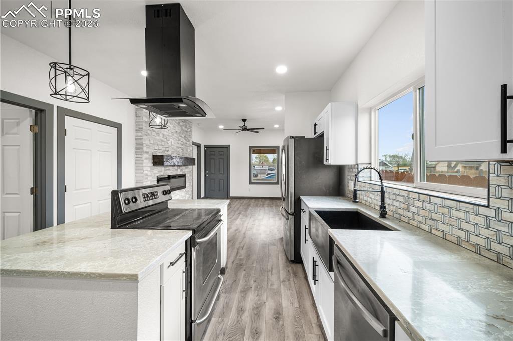 Image 6 of 30: Kitchen